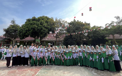 Kanit Polres Lampung Barat Jadi Pembina Upacara di MIN 2 Lampung Barat, Sampaikan Pesan Tertib Berlalu Lintas dan Pentingnya Adab