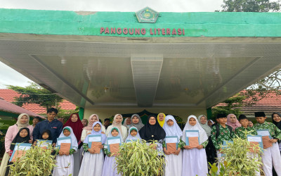 Pembagian Rapor Semester Genap Dirangkaikan dengan Penyerahan Hadiah Class Meeting MIN 2 Lampung Barat